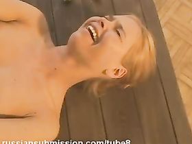 Преподаватель читает нотацию студентки, а потом порет плёткой её упругую попку