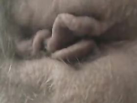 Деваха развратно балуется со своей пиздой