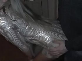 Семейная парочка устроила дома жесткий трах в корридоре, засняв на камеру