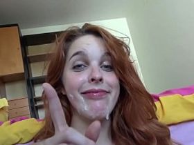 Рыжая дочурка развлекает папашку вагинальной еблей и глотает сперму