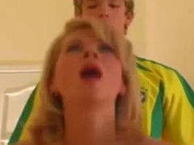 Зрелая мачеха в белых чулках ебётся с пасынком-футболистом на супружеском ложе